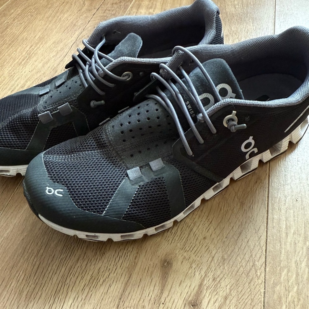 On cloud running shoes 6.5